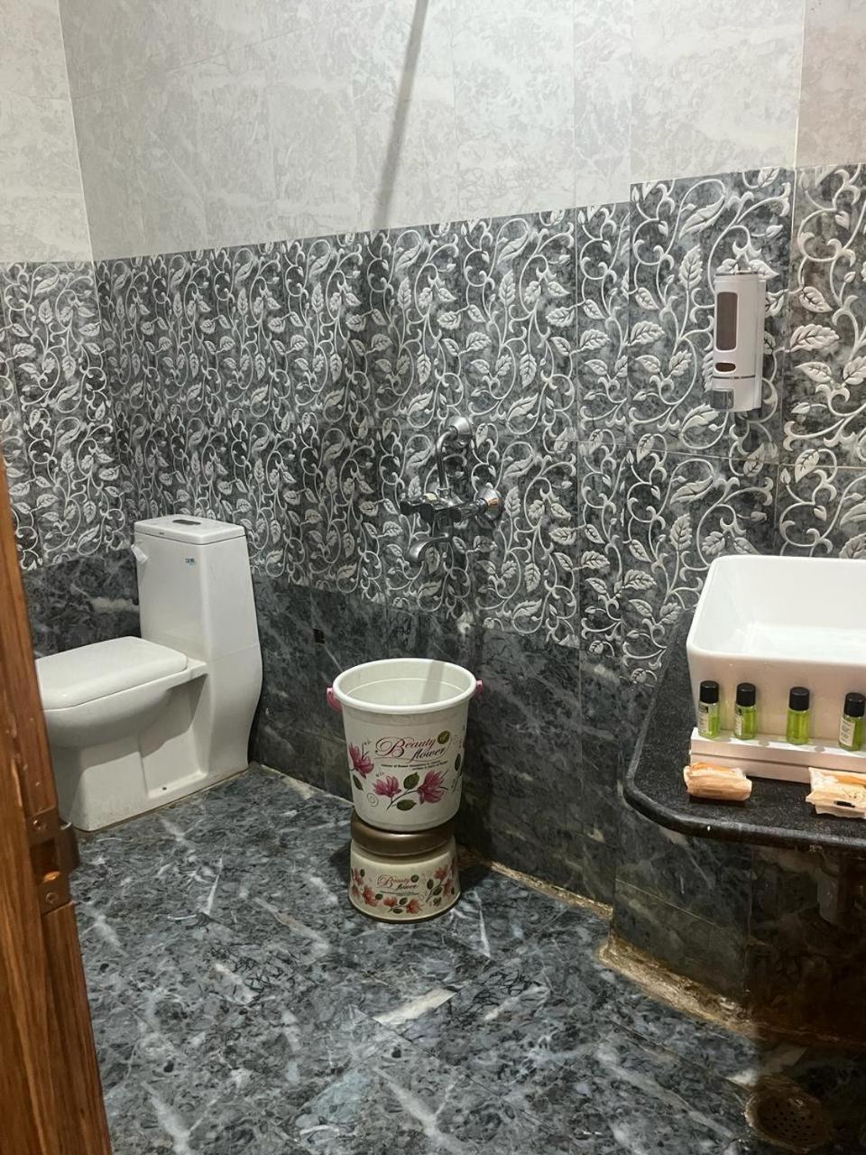 Kashi Inn Варанаси Екстериор снимка